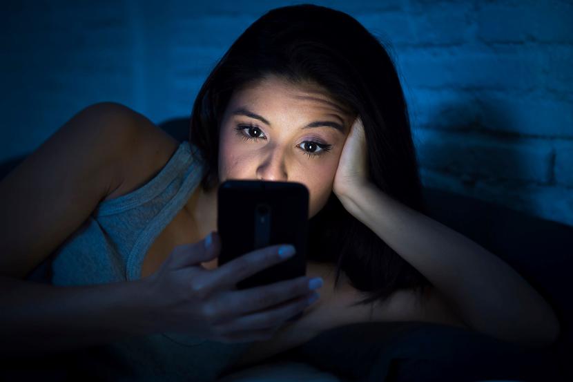 Eksperci zalecają, aby przynajmniej przez godzinę przed pójściem spać nie używać urządzeń ekranowych, takich jak telewizory czy telefony, oraz nie brać telefonu do łóżka. Eksperci zalecają, aby przynajmniej przez godzinę przed pójściem spać nie używać urządzeń ekranowych, takich jak telewizory czy telefony, oraz nie brać telefonu do łóżka.