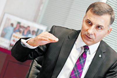 Zbigniew Jagiełło, prezes PKO BP, mówi, że placówki powinny służyć utrzymywaniu relacji z klientem, a nie być tylko punktem wypłaty i wpłaty gotówki.