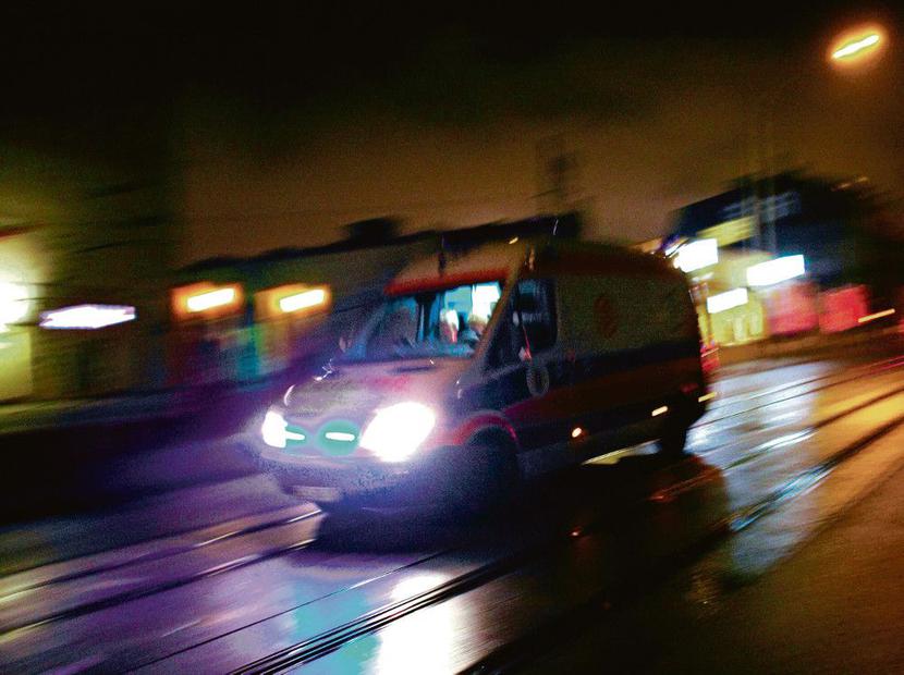 Karetka reanimacyjna z chorym pędzi jak auto sportowe, więc — według celników — tak jak ono powinna być objęta akcyzą. [FOT. AGENCJA GAZETA]