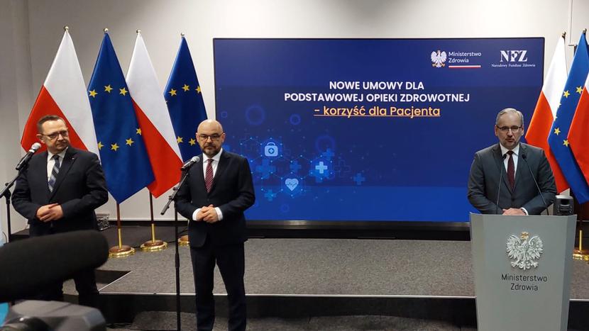 Na zdjęciu (od lewej) Jacek Krajewski, Filip Nowak i minister Adam Niedzielski. Na zdjęciu (od lewej) Jacek Krajewski, Filip Nowak i minister Adam Niedzielski.