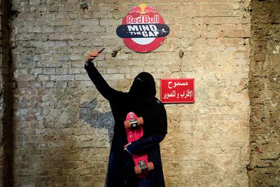 27-letnia Nour Mohamed, egipska deskorolkarka w pełnym nikabie (noszona przez muzułmanki zasłona na twarz z otworkami na oczy) robi sobie selfie podczas pierwszej skateboardowej imprezy Red Bull Mind the Gap w Egipcie. Galeria Townhouse w Kairze, 27 lutego 2021 r.