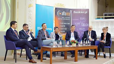 Jaki ma być bank XXI w., zastanawiali się (od lewej): Damian Sapielak, dyrektor sprzedaży mobilnej Idea Money, Wojciech Rybak, członek zarządu Banku Millennium, Tomasz Górski, członek zarządu Idea Banku odpowiedzialny za innowacje, produkty i marketing, Trung Nguyen, mBank dyrektor departamentu klienta zamożnego, produktów oszczędnościowych i inwestycyjnych, Jacek Taraśkiewicz, dyrektor Pionu Zarządzania Produktami Detalicznymi, Usługami Maklerskimi, Segmentami i Siecią Oddziałów Citi Handlowy, Marcin Jagodziński, dyrektor Departamentu Zarządzania Segmentami, Daily Banking oraz Produktami Oszczędnościowymi w banku Credit Agricole, Malwina Wrotniak, zastęca redaktora naczelnego Bankier.pl