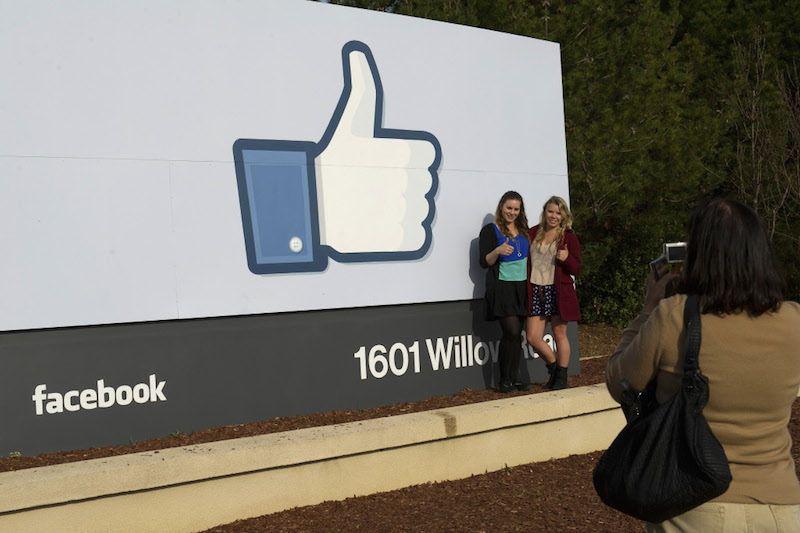 Tablica przed siedzibą Facebooka w Menlo Park fot. Bloomberg