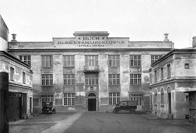 Solidna firma. Wzniesiona od podstaw w centrum Warszawy funkcjonalna siedziba Ruchu naturalnie tworzyła wizerunek spółki i wzbudzała zaufanie klientów. Niestety, zawieruchy wojennej gmach nie przetrwał.