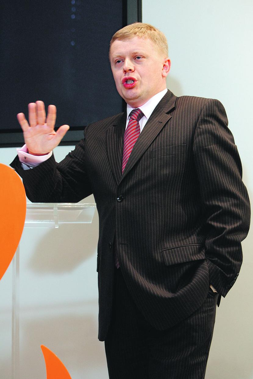 KURACJA: Maciej Witucki, prezes Orange Polska, musi szukać oszczędności tam, gdzie — jak się wydawało — trudno już je znaleźć. Odchudzanie będzie bolesne, ale spółka po diecie poczuje się swobodniej. [FOT. BS]
