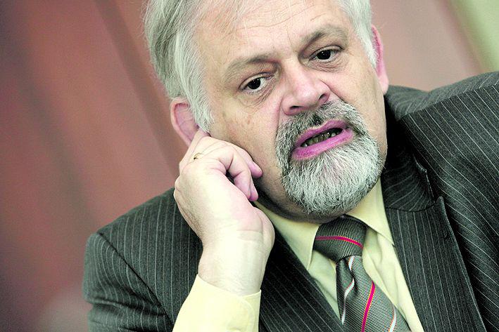 W IMIĘ KONKURENCJI: Dr
 Wacław Iszkowski, prezes PIIT,
 twierdzi, że jednym z podstawowych
 celów działania izby jest
 zapewnienie w pełni konkurencyjnych
 warunków dla firm IT.
 Dlatego nawołuje do wykluczenia
 Comarchu z przetargu
 ARiMR. [FOT. WM]