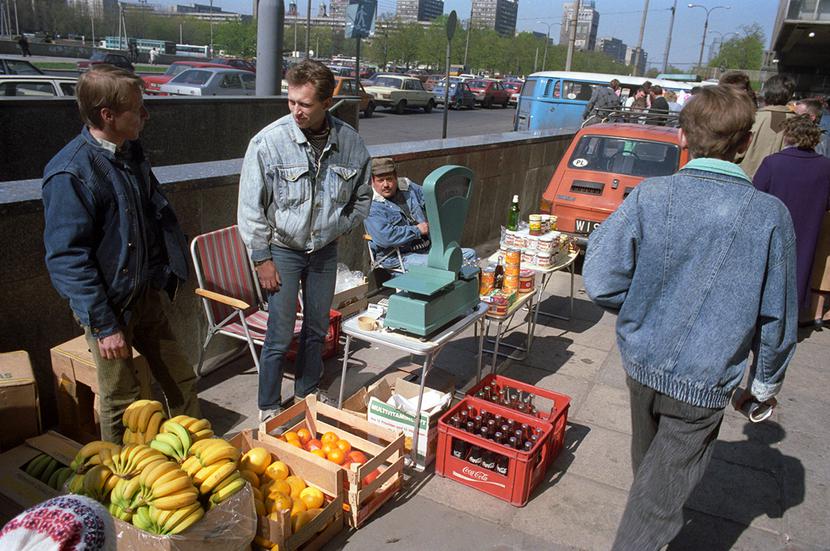 Warszawa, kwiecień 1990 r. Handel uliczny w Śródmieściu, stoiska przy ulicy Marszałkowskiej