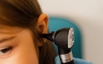 Częste infekcje uszu, gardła i nosa mogą zwiększać ryzyko autyzmu? [BADANIE]