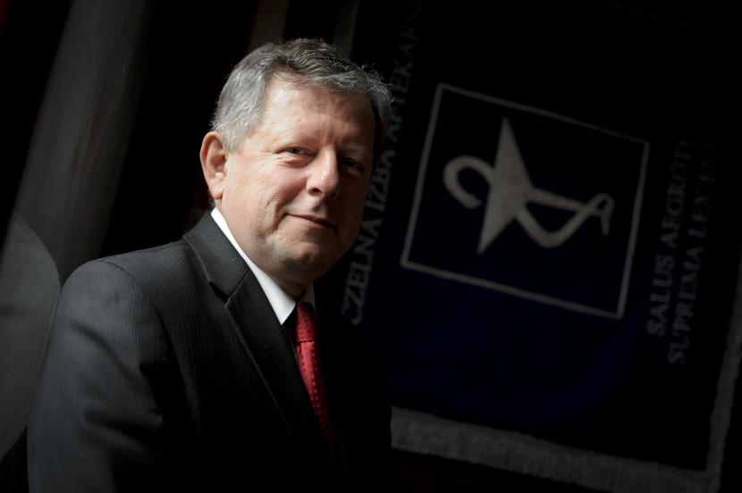 SZUKANIE WINNEGO: Grzegorz Kucharewicz, prezes Naczelnej Izby Aptekarskiej, uważa, że producenci leków dyskryminują mniejsze hurtownie. Protestuje również przeciwko ograniczeniom stawianym aptekom. Jego zdaniem, winni są producenci leków, którzy przeznaczają na polski rynek zbyt małą ilość leków. Paulina Kieszkowska-Knapik, partner w kancelarii Kieszkowska Rutkowska Kolasiński, staje w ich obronie. Uważa, że wzięli na siebie obowiązek, który w krajach zachodnieuropejskich należy do regulatora. [FOT. TP, ARC]