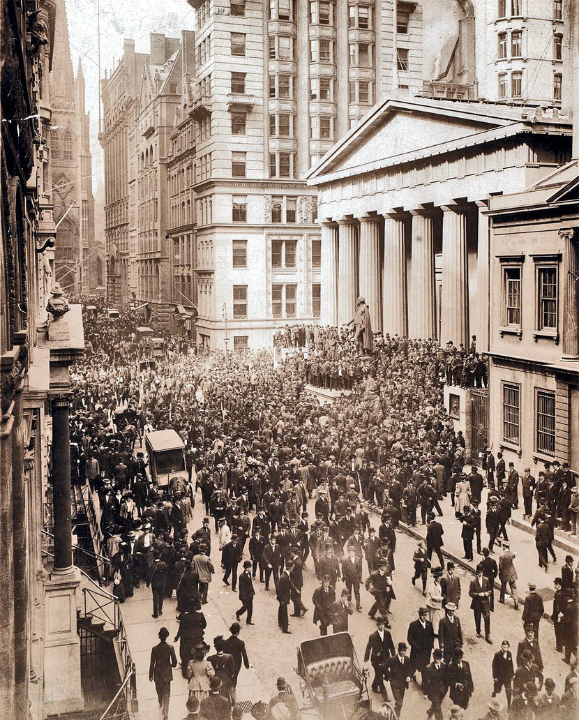 Tłum zgromadzony na Wall Street przed wejściem do New York Stock Exchange podczas paniki bankowej w październiku 1907 roku. Po prawej stronie widoczny budynekFederal Hall z pomnikiem George’a Waszyngtona