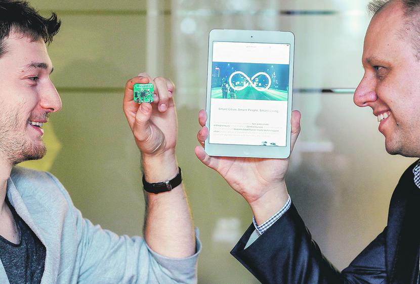 MIASTA PRZYSZŁOŚCI: Spółka Ifinity, założona przez Michała Polaka i Adama Jesionkiewicza, realizuje projekty wykorzystujące technologie beaconów i wpisuje się w nurt „inteligentnego miasta”. Furtką do technologicznych nowinek są smartfony. [FOT. MW] 