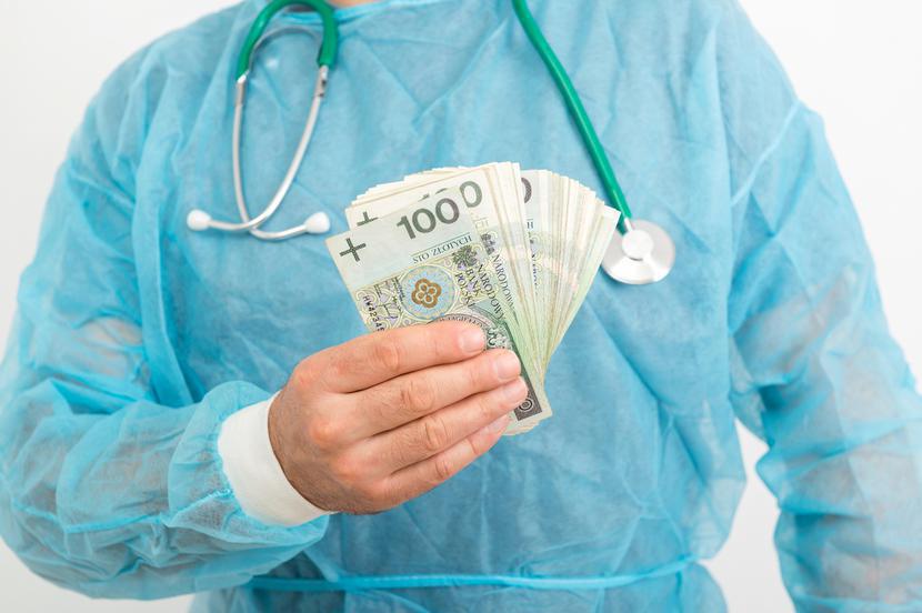 Uwzględniając inflację, lekarze z OZZL uważają, że wysokość pensji minimalnej za pracę „na wyłączność” to ok. 18 tys. zł. 
