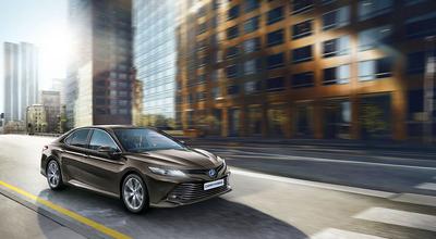 Po 14 latach nieobecności toyota camry wróciła na polski rynek, zastępując model avensis. Czy powtórzy sukces poprzednich generacji? Wielu potencjalnych klientów miało już wcześniej do czynienia z tym modelem, a większość z nich ma dobre wspomnienia.