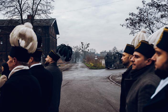 Pochód górników z ostatniej czynnej kopalni w Bytomiu z okazji święta Barbórki, z towarzyszeniem orkiestry dętej. Z końcem roku kopalnia Bobrek zostanie zamknięta. Bytom, 4 grudnia 2025 r.