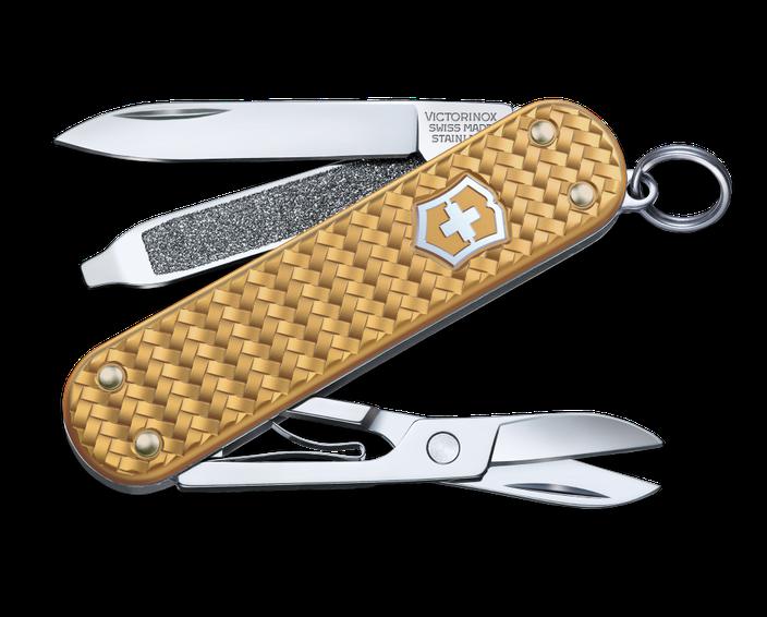 Kultowy Swiss Army Knife™ rozwijał się — stopniowo dodawano nowe narzędzia: nożyczki, piłkę do drewna, kombinerki, wersje miniaturowe (np. do kluczy) czy też specjalistyczne modele — dla żeglarzy, miłośników jazdy konnej (z narzędziem do czyszczenia kopyt), strażaków, służb ratowniczych (np. z funkcją do przecinania pasów bezpieczeństwa).