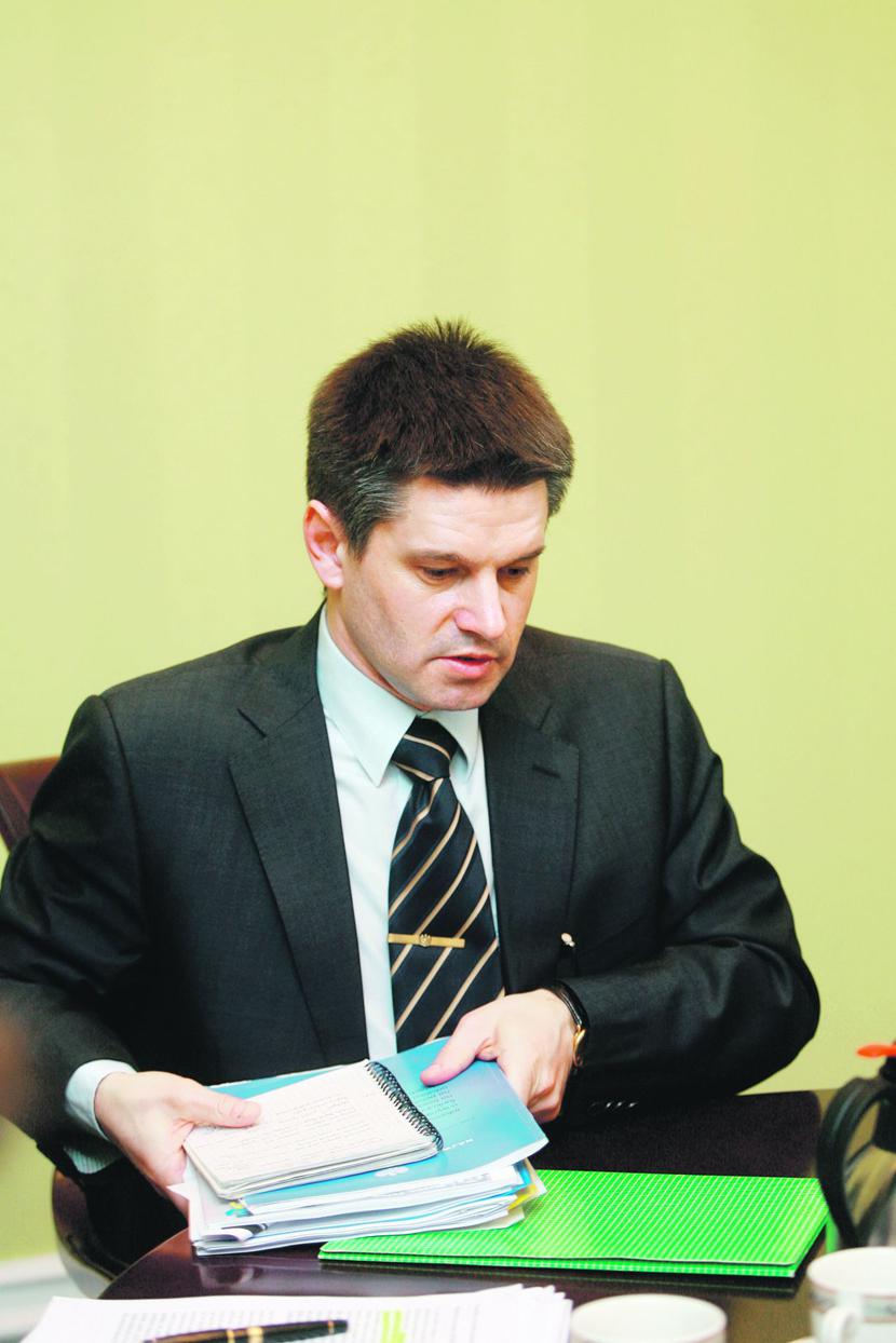 TRZYMA FASON:
 Jego były zastępca ma zarzuty za niewłaściwy nadzór nad rynkiem gier i zakładów, a brak notyfikacji ustawy hazardowej, której był autorem, grozi Polsce wielomilionowymi roszczeniami. Mimo to Jacek Kapica, szef Służby Celnej, zachowuje dobre zdanie o pracy swojej i podległych mu celników.
 [FOT. GK]