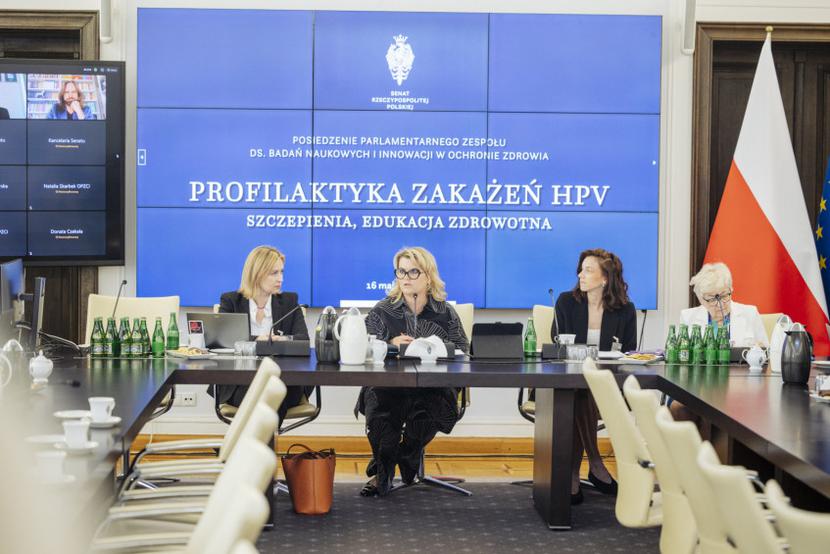 O tym, jak poprawić wyszczepialność przeciw HPV w Polsce, dyskutowano podczas posiedzenia Parlamentarnego Zespołu ds. Badań Naukowych i Innowacji w Ochronie Zdrowia „Profilaktyka zakażeń HPV – szczepienia, edukacja zdrowotna”, który 16 maja 2024 r. obradował w Senacie. O tym, jak poprawić wyszczepialność przeciw HPV w Polsce, dyskutowano podczas posiedzenia Parlamentarnego Zespołu ds. Badań Naukowych i Innowacji w Ochronie Zdrowia „Profilaktyka zakażeń HPV – szczepienia, edukacja zdrowotna”, który 16 maja 2024 r. obradował w Senacie.