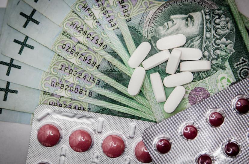 Miesięczne leczenie może kosztować kilkadziesiąt tysięcy złotych, więc bez refundacji może sobie na nie pozwolić naprawdę niewielki odsetek Polaków. Miesięczne leczenie może kosztować kilkadziesiąt tysięcy złotych, więc bez refundacji może sobie na nie pozwolić naprawdę niewielki odsetek Polaków.