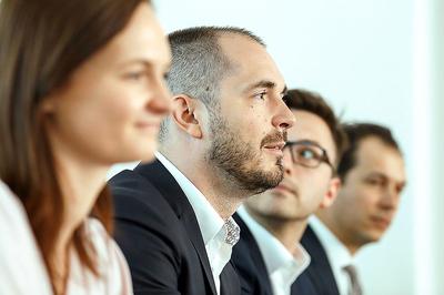 Z NASZEJ KLASY DO GIER: Gdy Maciej Popowicz, jeden z twórców serwisu Nasza Klasa, wraz z Arkadiuszem Pernalem, jej prezesem, w 2011 r. opuścili spółkę, postanowili doświadczenie wykorzystać w branży gier mobilnych. Tak powstało Ten Square Games.