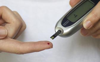 Chorzy na cukrzycę niemal dwa razy częściej umierają z powodu COVID-19 [BADANIA]