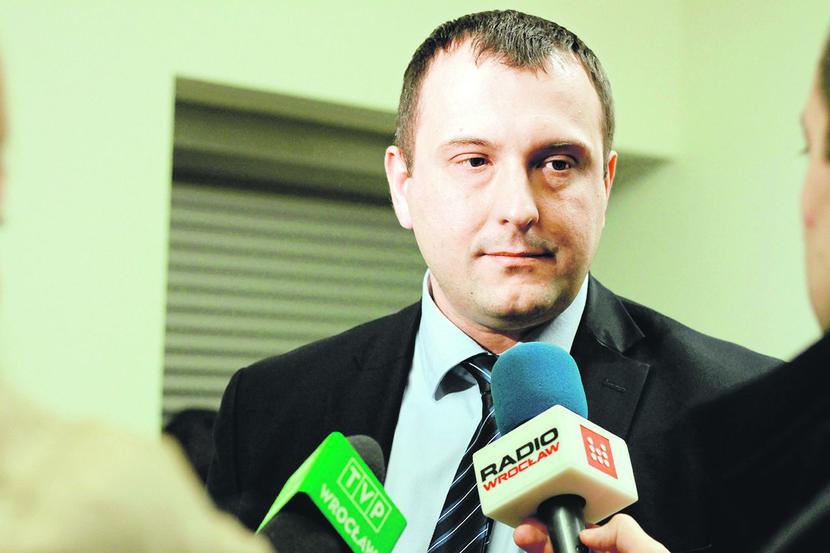 CZŁOWIEK KRYZYSU:
 Gantowi grunt pod nogami
 zaczął się palić tuż po kryzysie,
 gdy okazało się, że deweloper
 przepłacił za działki. Wówczas
 zaczął plasować na rynku
 kolejne serie coraz droższych
 obligacji. W marcu 2013 r.
 spółkę opuściło czworo
 członków nadzoru
 i wiceprezes ds. finansowych
 Andrzej Szornak. Prezes
 Karol Antkowiak przekonywał
 wówczas, że to zbieg
 okoliczności. Miesiąc
 później sam przesiadł się
 na fotel członka nadzoru,
 a na prezesa powołano
 Krzysztofa Brzezińskiego
 (na zdjęciu). To on prowadził
 kilkumiesięczne negocjacje
 z wierzycielami, które
 zakończyły się złożeniem
 wniosku o upadłość.
 [FOT. K.KUBAT-AGENCJA GAZETA]