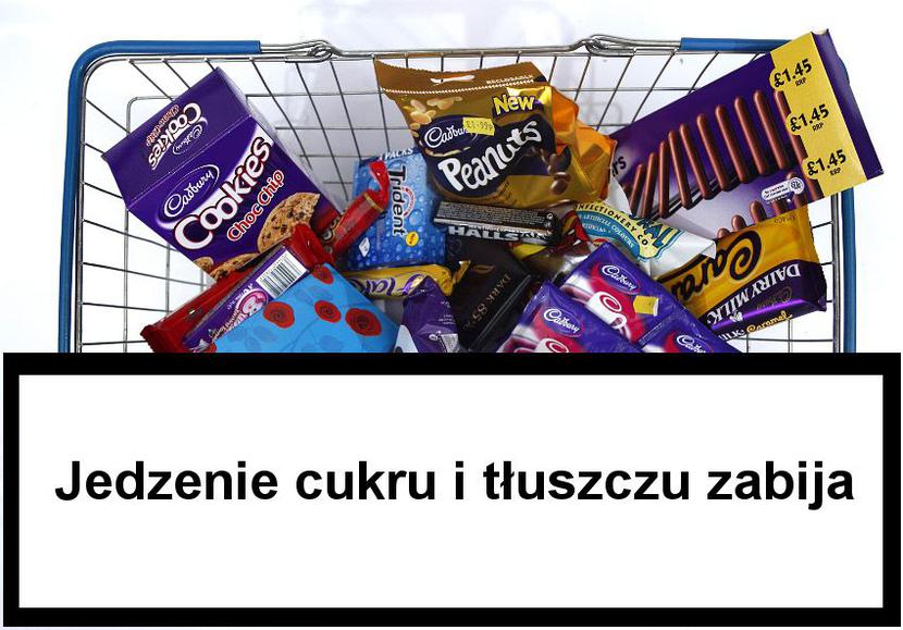 Raport międzynarodowych organizacji apeluje o podobne napisy na opakowaniach słodyczy, słodkich napojów i produktów wysoko przetworzonych (FOT. Bloomberg)