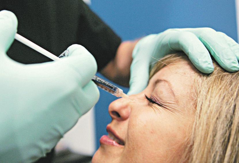 ŻYŁA ZŁOTA W TRUCIŹNIE: Producenci toksyny botulinowej
 zarabiają krocie. Jeden z trzech czołowych, amerykański
 Allergan, planuje w tym roku przychody na poziomie
 21 mld zł i 7,7 mld zł EBITDA. [FOT. BLOOMBERG]