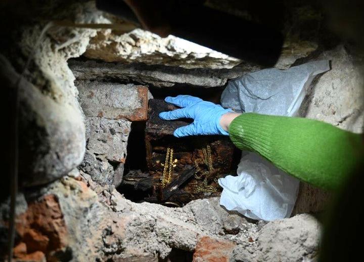 Przechodzili obok tego skarbu tysiące razy. Tajemnica podziemi wileńskiej katedry