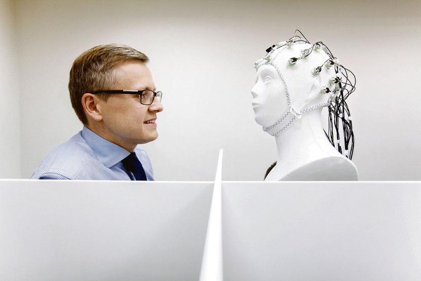 Kierowana przez Pawła Solucha ISA wciąż inwestuje w sprzęt, np. urządzenie do badania reakcji mózgu (na zdjęciu) ma 64 kanały. Ponieważ w Polsce klientów jest jak na lekarstwo, część laboratorium spółka przeniosła do Niemiec. [FOT. WM]
 