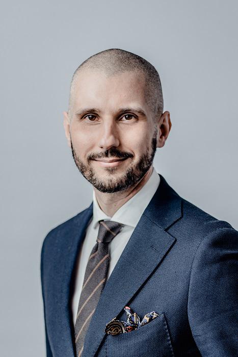 Liczy się całość:ESG to nie szukanie równowagi pomiędzy trzema literami składającymi się na ten skrótowiec, lecz zbudowanie jednej wspólnej strategii, która pozwoli nam realizować cele w każdym z obszarów, które kryją się pod literami E, S i G – mówi Tomasz Smorgowicz, audytor i wdrożeniowiec ds. ESG i raportowania pozafinansowego, wykładowca i ekspert Uniwersytetu WSB Merito.