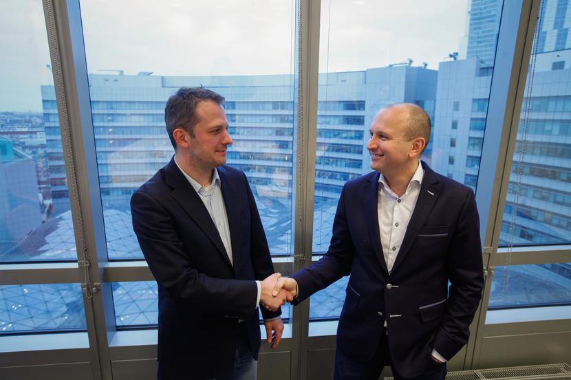 PRZESYŁKA POD KONTROLĄ: Reprezentowany przez Łukasza Kręskiego (z prawej) fundusz Impera Seed Found
 rozpoczął współpracę z firmą Sheepla i zainwestuje 2,5 mln zł. — Inwestycja pozwoli nam zwiększyć sprzedaż, zwłaszcza
 że ambicją firmy jest działalność w skali globalnej — mówi Piotr Stencel z Sheepla. [FOT. MW]