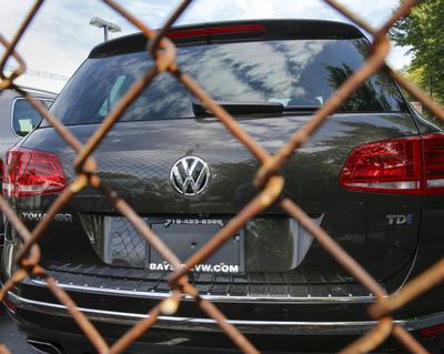 Największy niemiecki koncern motoryzacyjny montował w części silników diesla oprogramowanie, które pozwala na fałszowanie wyników badań emisji spalin. Afera wybuchła na amerykańskim rynku, gdzie tamtejszy nadzór po raz pierwszy pokazał, że zastosowany software w trakcie badania czystości spalin przełącza silnik w specjalny tryb pracy, pozwalający na sprostanie wyśrubowanym normom zanieczyszczenia powietrza. Poza testami silnik pracuje „normalnie” co oznacza, że w najbardziej drastycznych przypadkach normy są przekraczane nawet 40-to krotnie. Skandal dotyczyć ma ponad 11 mln aut ze stajni Volskwagena, w tym marek Audi, Skoda i Seat. Tylko w USA Volkswagenowi grozi kara wysokości nawet 18 mld USD.Co ciekawe, Volkswagen za winnego pierwotnie wskazywał inny niemiecki koncern, firmę Bosch, producenta oprogramowania.Afera zatacza coraz szersze kręgi, a przed kilkoma dniami pojawiły się spekulacje, że może one dotyczyć też koncernu BMW. Niepotwierdzone jeszcze spekulacje magazynu 