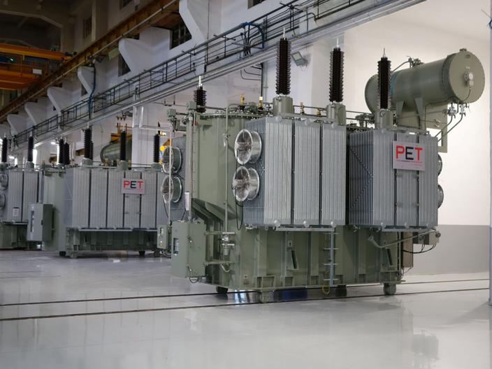 Urządzenia produkowane przez PET Transformatory realnie obniżają straty w systemie i zastępują przestarzałe jednostki. Transformatory o takich parametrach pozwalają budować nowe przyłączenia OZE i modernizować stacje w kluczowych punktach sieci.
