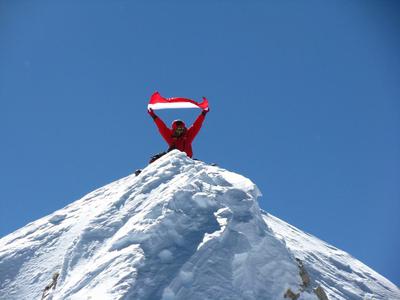 Na zdjęciu Adam Bielecki na szczycie Makalu, swojego pierwszego ośmiotysięcznika.