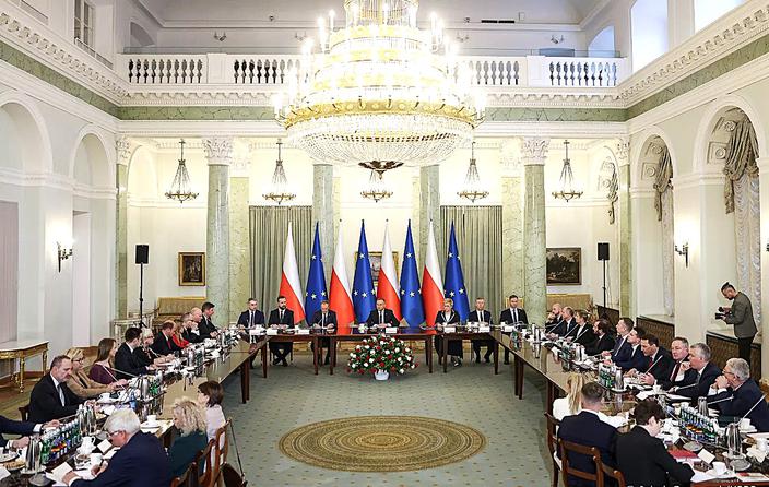 W blasku żyrandola: