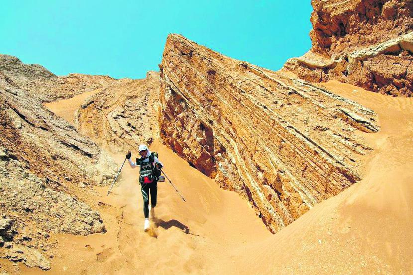 PRÓBA SIŁ: Uczestnicy 4Deserts muszą nie tylko przebiec morderczy dystans po piaskach pustyni,
 ale też zrobić to z dobytkiem na plecach — organizator zapewnia im tylko wodę i namiot na noc.
 Resztę dźwigają w 12-kilogramowych plecakach. [FOT. ARC]