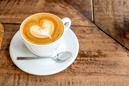Kawa z mlekiem ma silne właściwości przeciwzapalne [BADANIE]