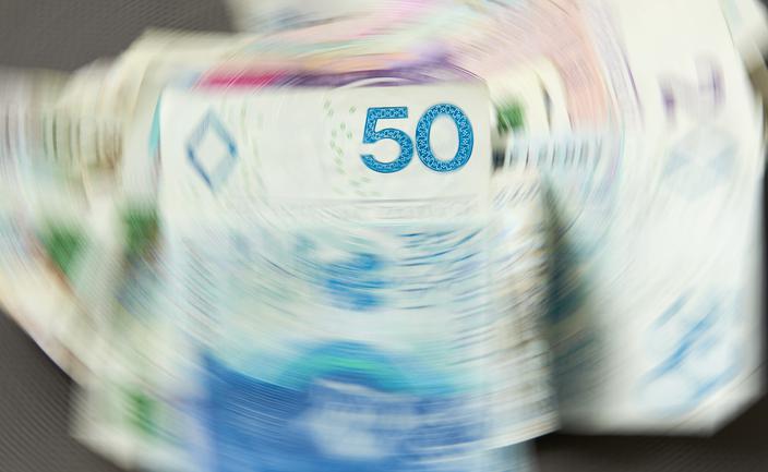 Papierowe pieniądze coraz bardziej w cenie