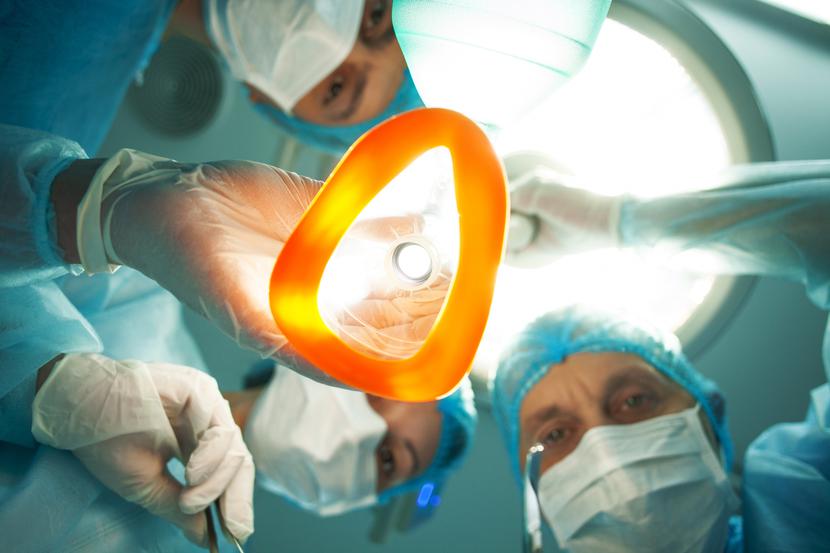 Przebieg zabiegu nie był standardowy – znieczulony miejscowo pacjent był niespokojny i skarżył się na dyskomfort, z kolei operator napotkał trudności anatomiczne. Zastosowano w związku z tym znieczulenie ogólne. Przebieg zabiegu nie był standardowy – znieczulony miejscowo pacjent był niespokojny i skarżył się na dyskomfort, z kolei operator napotkał trudności anatomiczne. Zastosowano w związku z tym znieczulenie ogólne.