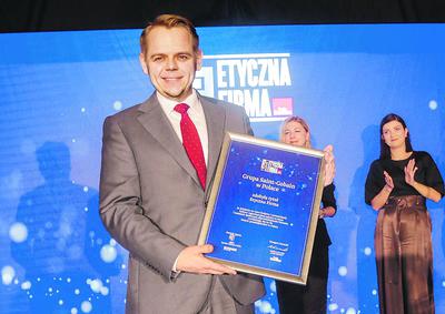 Michał Ciesielski, dyrektor ds. komunikacji i marki w Grupie Saint-Gobain, tłumaczył, że pracowników firmy powinny łączyć takie pryncypia jak szacunek, solidarność, lojalność i zaangażowanie zawodowe.