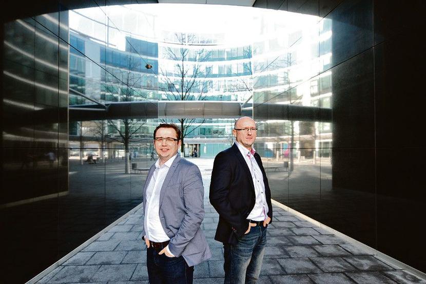 BEZPIECZNA PARA: Patryk Brożek i Paweł Jakub Dawidek zaczynali od pracy przy sprzedaży i wprowadzaniu systemów bezpieczeństwa zagranicznych producentów, ale uznali, że sami mogą zrobić to lepiej. Teraz z ich usług korzystają m.in. największe polskie banki, urzędy i ministerstwa.
 [FOT. MW]