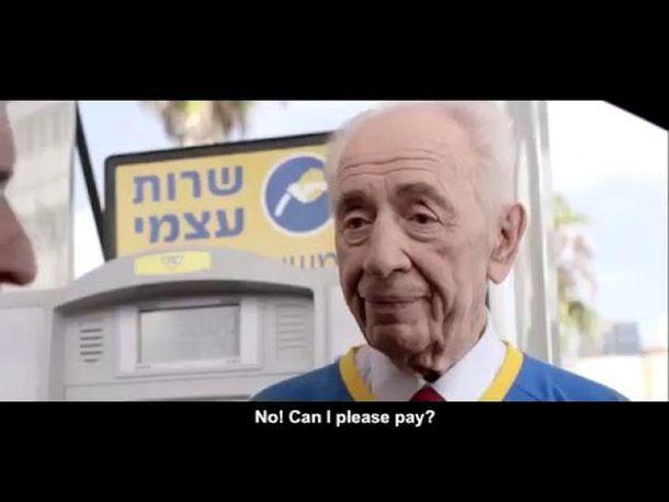 Szimon Peres jako pracownik stacji benzynowej.