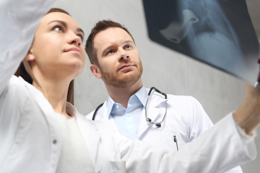 Jeden na trzech studentów medycyny, studiujących w Wielkiej Brytanii, planuje odejść z NHS w ciągu dwóch lat od ukończenia studiów.