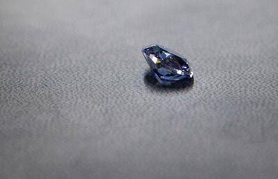 po oszlifowaniu waży jedynie 12 karatów z blisko 30, które miał tuż po  wydobyciu. Ten kolor diamentu występuje naturalnie niezwykle rzadko,  stąd można być pewnym wysokich cen gdy okaz trafia na rynek
