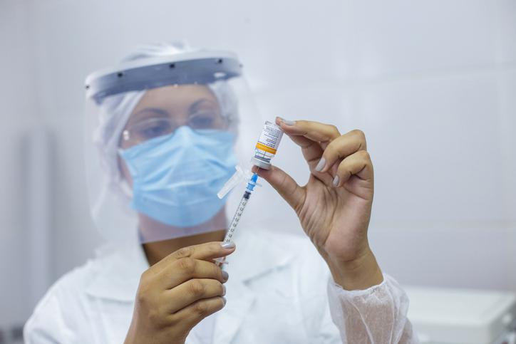 Francja i Grecja wprowadzają obowiązkowe szczepienia przeciw COVID-19 dla medyków. Francja i Grecja wprowadzają obowiązkowe szczepienia przeciw COVID-19 dla medyków.