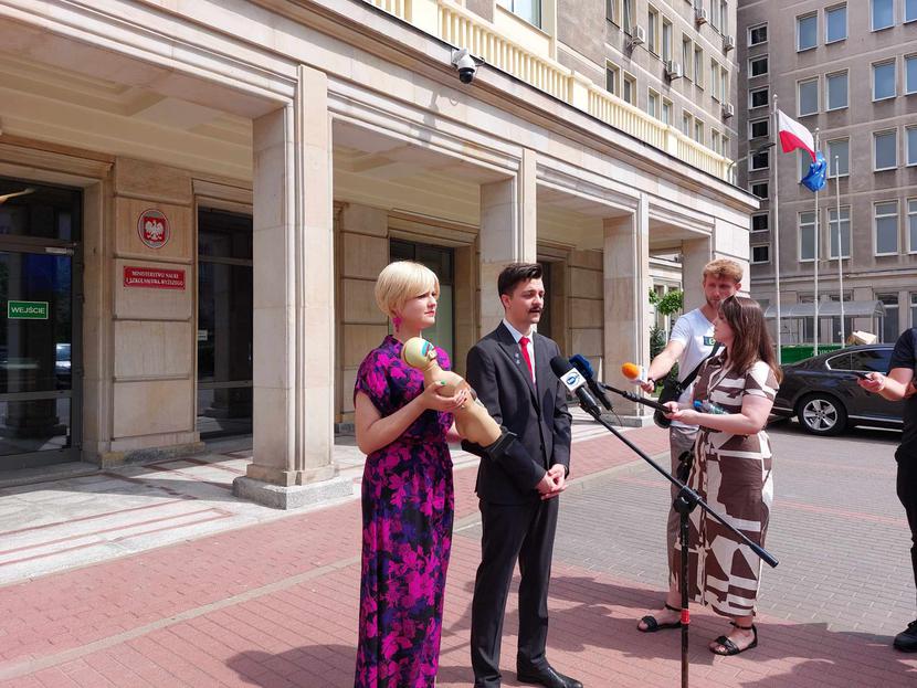 – Nasze stanowisko jest niezmienne: jeśli uczelni nie udało się uzyskać pozytywnej opinii PKA, należy wykazać, że na tej uczelni nie ma żadnych braków, aby mogła kształcić przyszłych lekarzy - mówił podczas konferencji Sebastian Goncerz. – Nasze stanowisko jest niezmienne: jeśli uczelni nie udało się uzyskać pozytywnej opinii PKA, należy wykazać, że na tej uczelni nie ma żadnych braków, aby mogła kształcić przyszłych lekarzy - mówił podczas konferencji Sebastian Goncerz.
