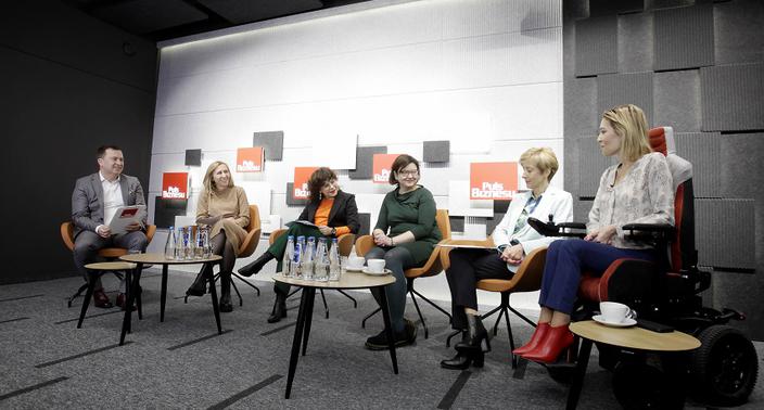 Zniwelowanie luki płacowej, aktywizacja zawodowa kobiet, wyrównanie wieku emerytalnego kobiet i mężczyzn czy kwestia dzietności – to niektóre z zagadnień poruszonych podczas debaty „Pulsu Biznesu” zatytułowanej „Czego kobiety oczekują od rządu” towarzyszącej rankingowi 100 Kobiet Biznesu 2023 i plebiscytowi na Kobietę Biznesu 2023.