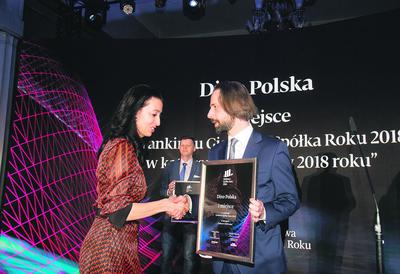 Dino Polska, reprezentowane przez Beatę Cioczek, w drugim roku obecności na GPW zostało uhonorowane po raz drugi nagrodą za „Sukces”. Wyróżnienie wręczył Michał Feist, wiceprezes Murapolu, który szykuje się do wejścia na GPW.