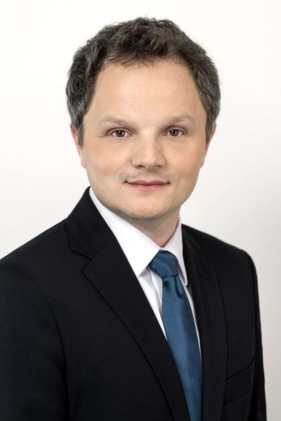 ZGODA BUDUJE:  Firmy budowlane szukają podstaw prawnych do zawarcia porozumień z zamawiającymi, dotyczących roszczeń, które pojawią się w bieżących kontraktach. Michał Drwal, adwokat z kancelarii Clifford Chance, uważa, że lepiej podpisać ugodę, niż toczyć wieloletnie spory.