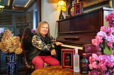 Romuald Lipko, lider zespołu „Budka Suflera”, buduje wartość dodaną swojego nowego biznesu przez tytuły piosenek, które wkradły się w pamięć społeczeństwa.